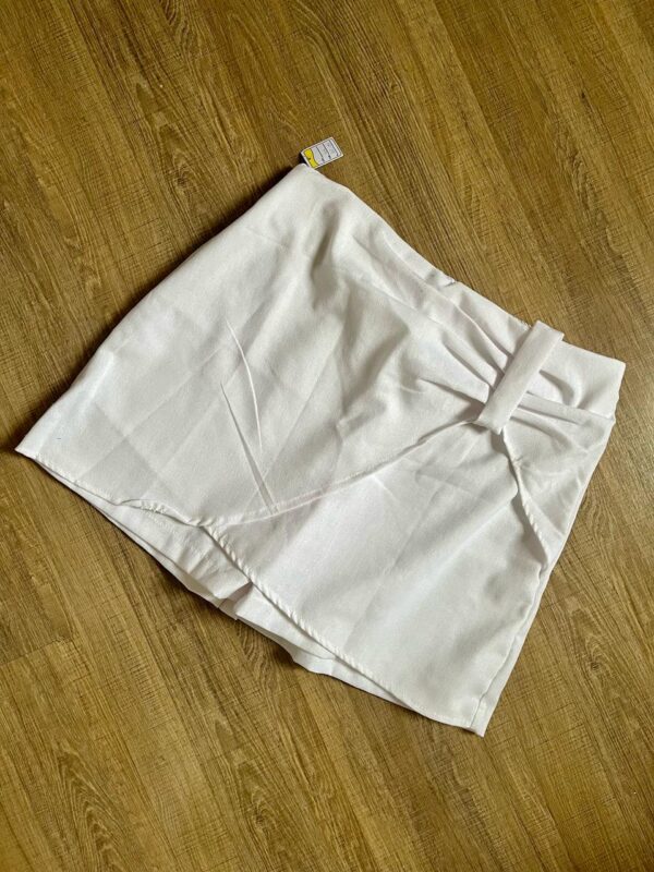 Short Saia Social Branco em Alfaiataria