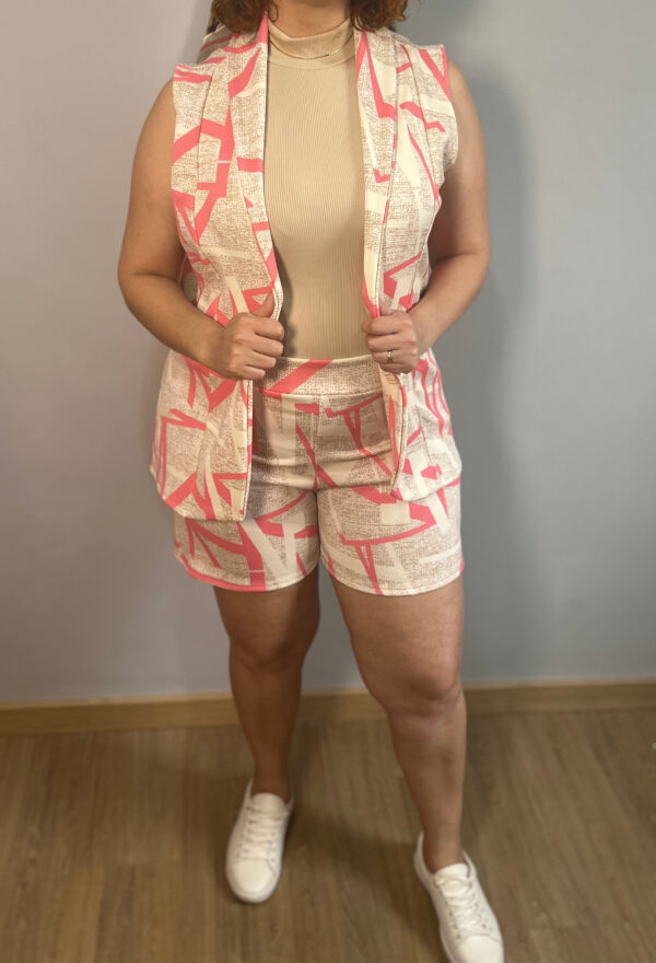 Conjunto Alfaiataria Feminino: Colete e Shorts de Linho Bege Rosado - Imagem 3